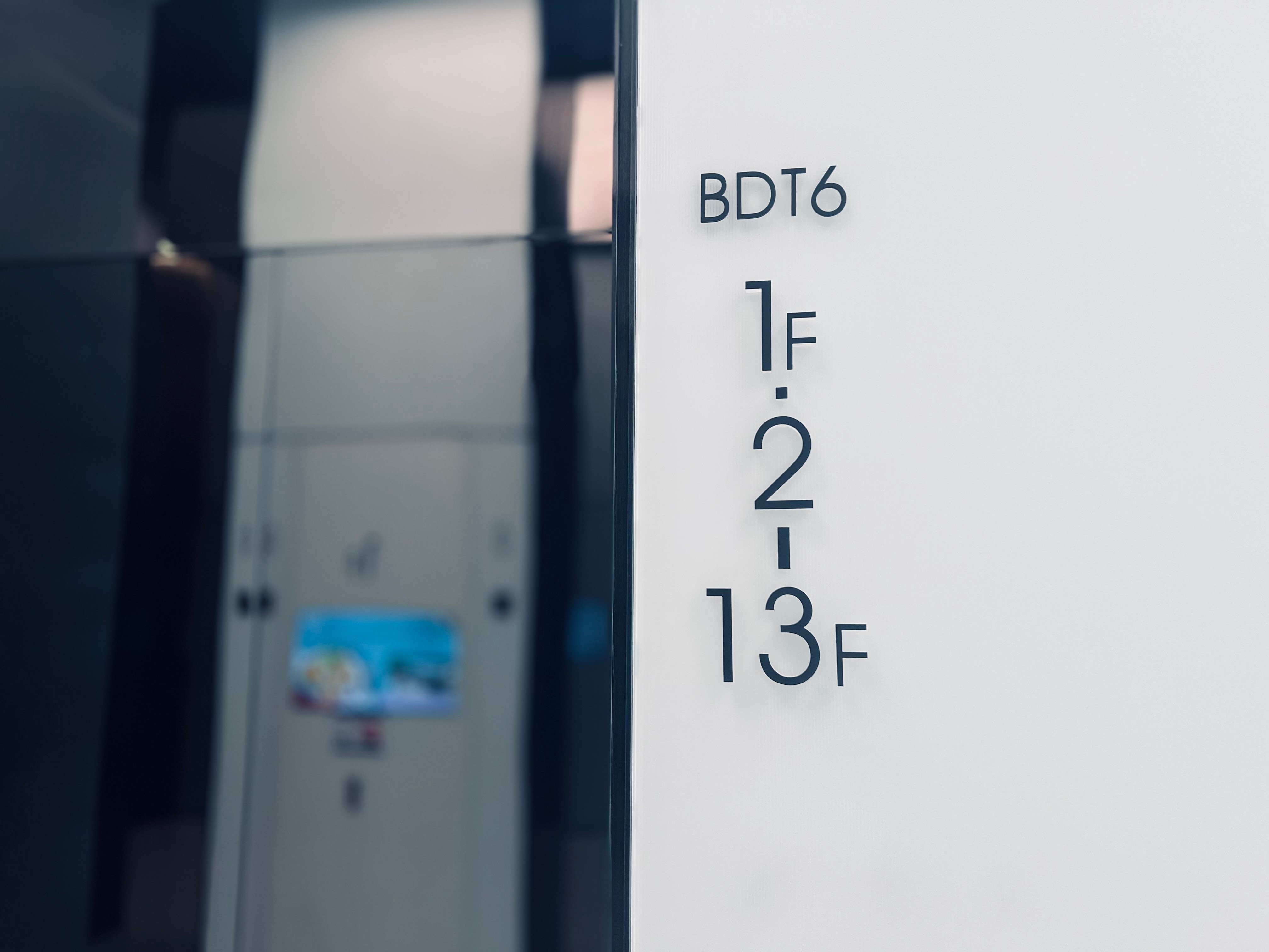 高端現(xiàn)代辦公樓標(biāo)識設(shè)計如何彰顯溫度與設(shè)計感？