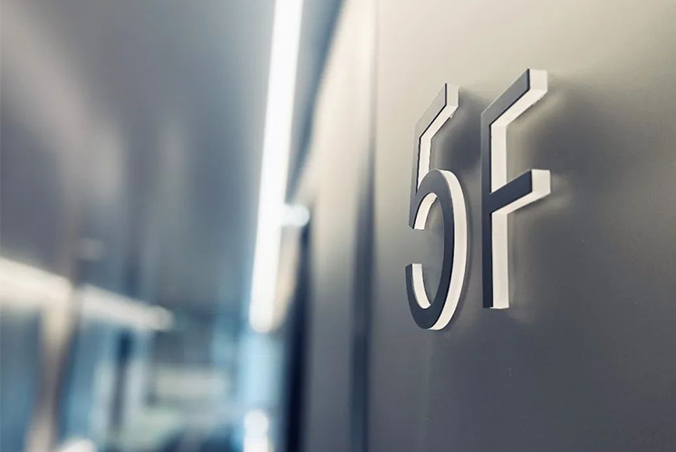 甲級辦公樓標(biāo)識設(shè)計如何體現(xiàn)高端現(xiàn)代感？