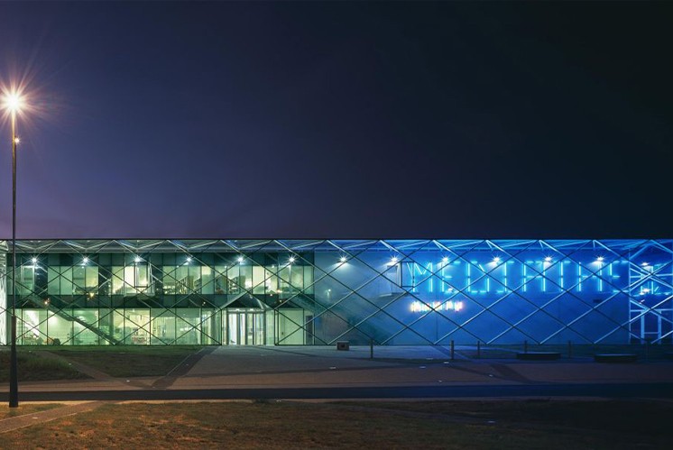 未來感爆棚|運用燈光創(chuàng)造出動感科技氛圍的導(dǎo)視牌