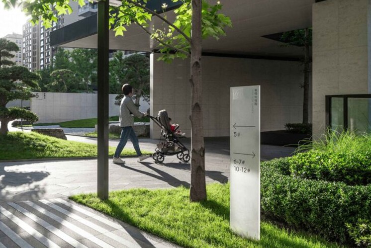 【玫瑰園】住宅標(biāo)識設(shè)計：通透感與質(zhì)感兼具的磨砂玻璃標(biāo)識